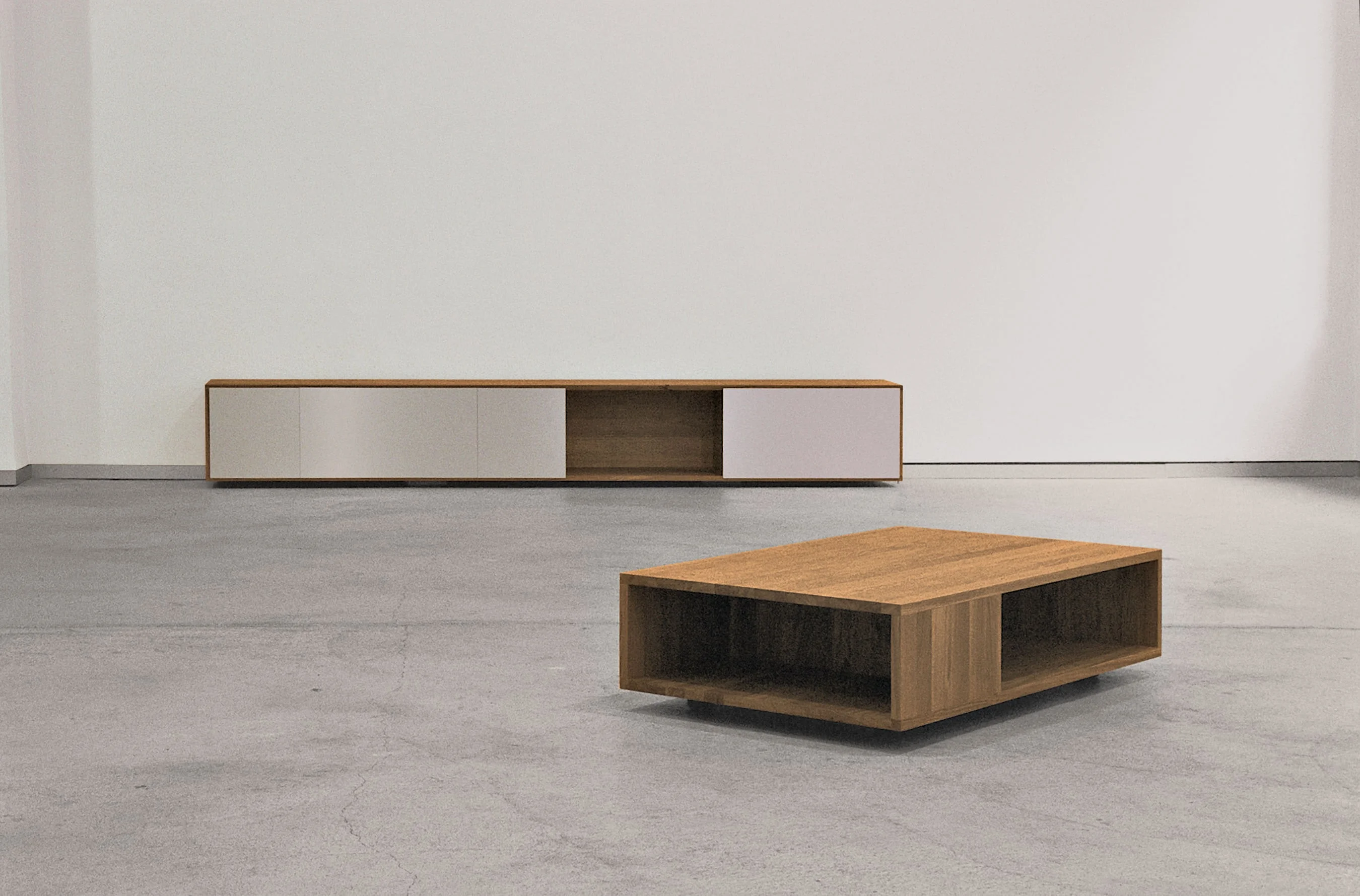 Niedriger Salontisch aus Holz mit offenen Seiten, im Hintergrund ein langes Lowboard.